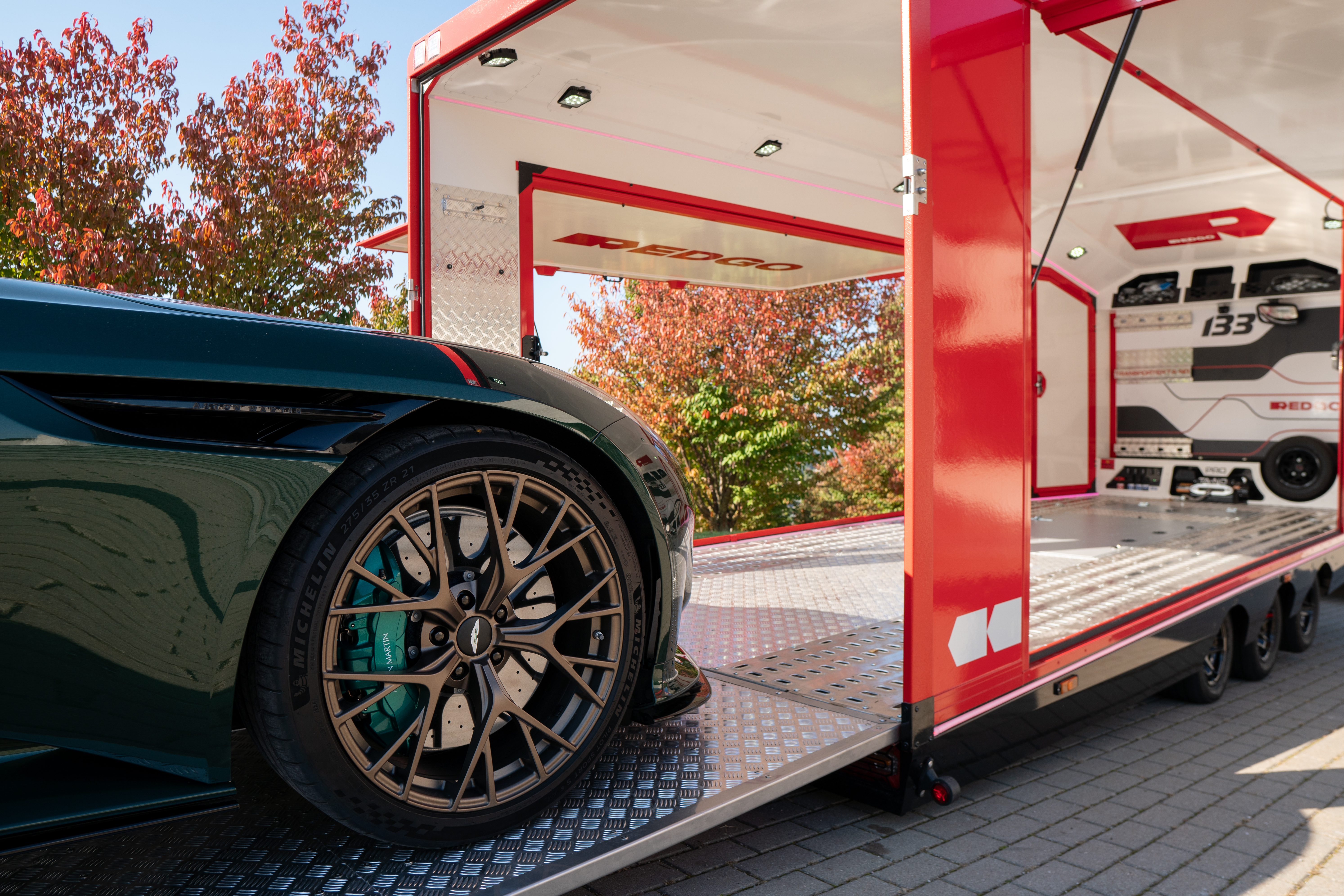 REDGO Lithuania – VIP automobilių transportavimas uždaroje priekaboje Lietuvoje ir visoje Europoje. Saugus, diskretiškas ir profesionalus prabangių automobilių pervežimas.