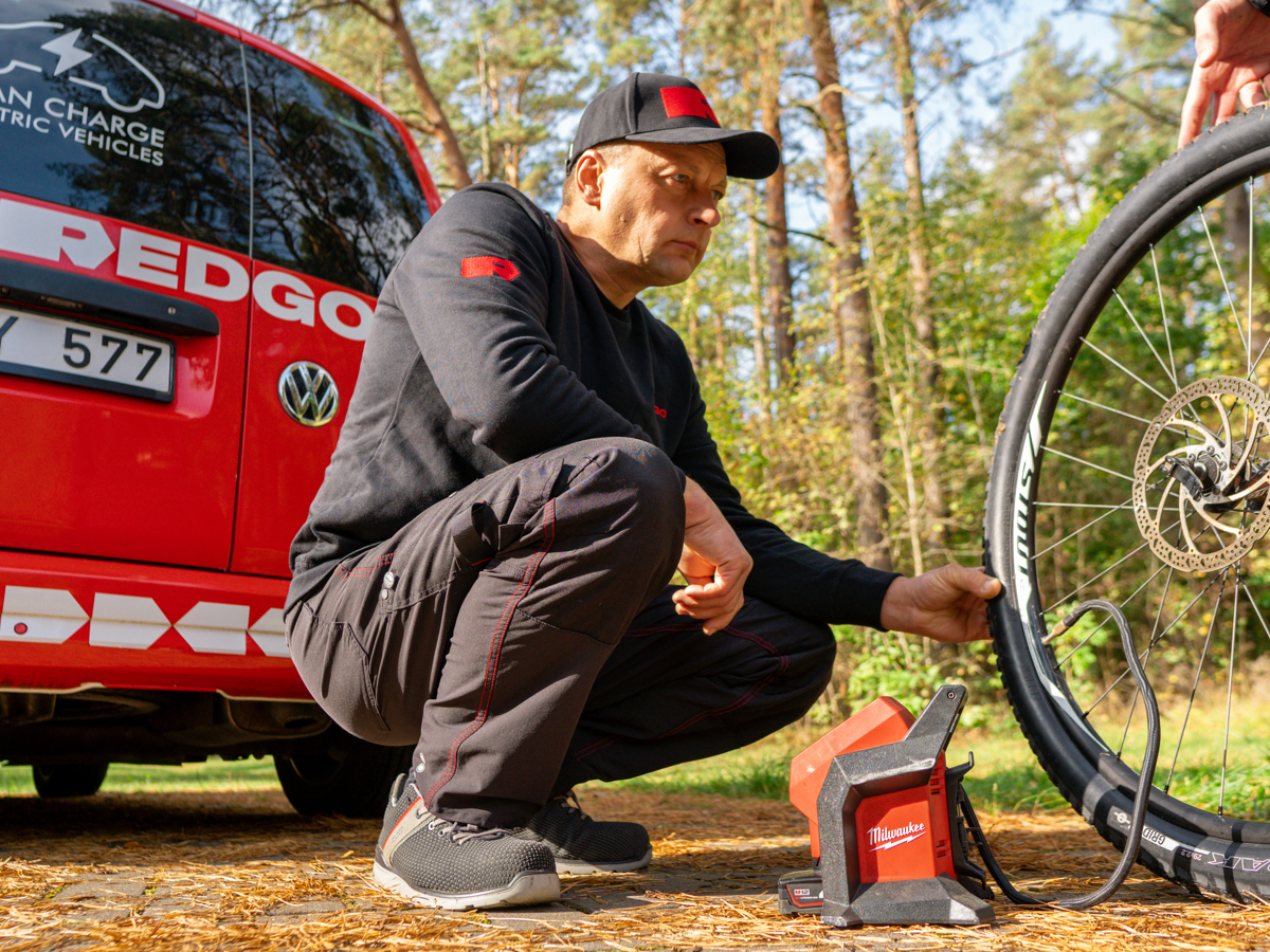 REDGO mechanikas pučia dviračio padangą po kameros keitimo