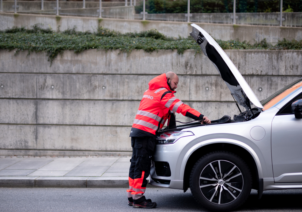 REDGO mechanikas teikia variklio užvedimo paslaugą išsikrovus automobilio akumuliatoriui