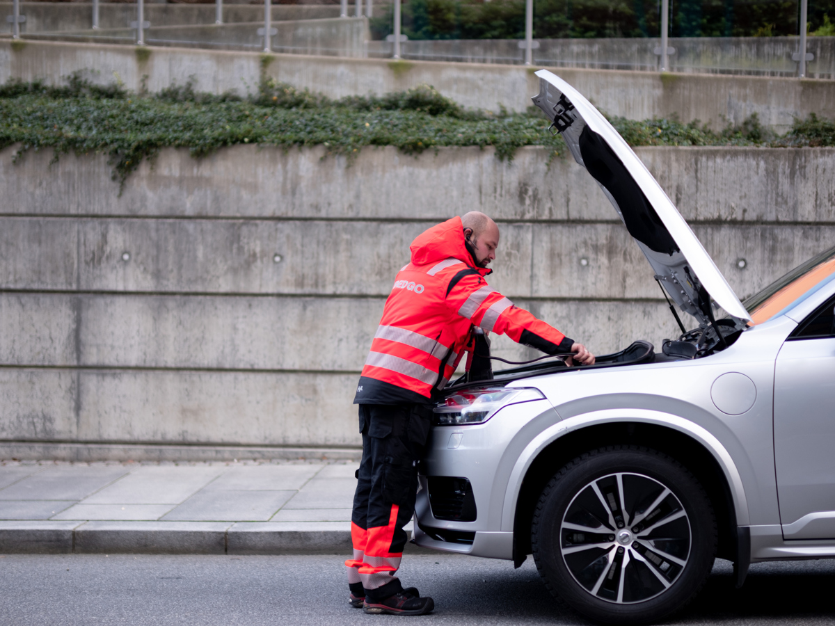 REDGO mechanikas teikia variklio užvedimo paslaugą išsikrovus automobilio akumuliatoriui