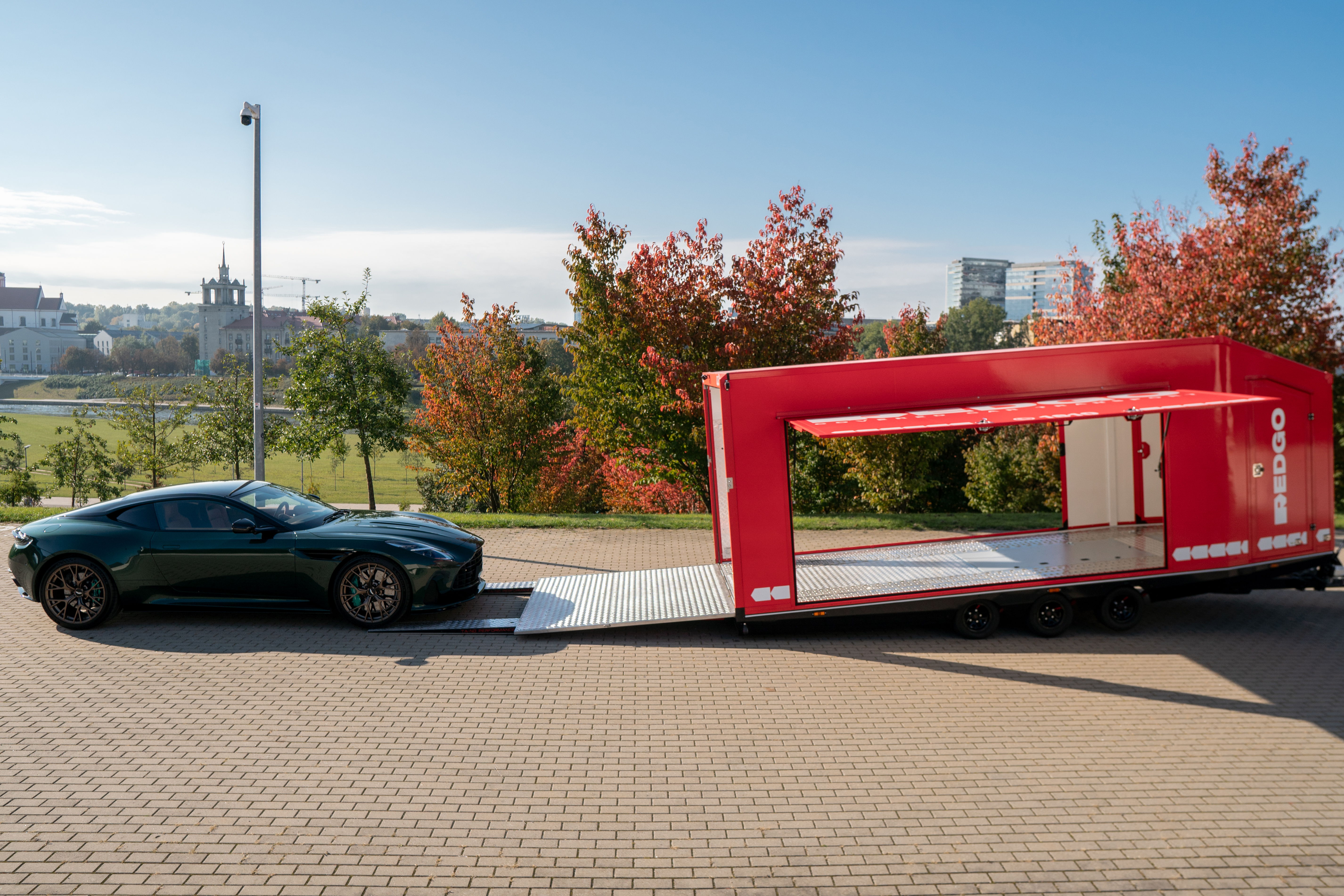 REDGO Lithuania – profesionalus automobilio transportavimas Lietuvoje ir visoje Europoje. VIP prabangių automobilių pervežimas uždaroje priekaboje – saugiai, švariai ir diskretiškai.